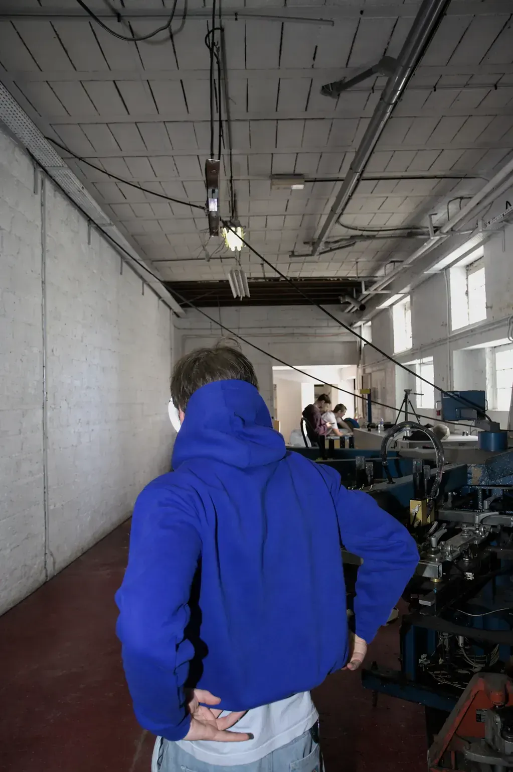 Étudiant portant un hoodie personnalisé Streaks en extérieur
