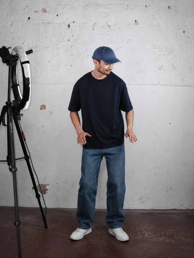 T-shirt navy oversize porté en studio — Streaks